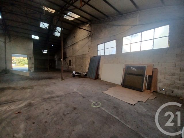 Parking à louer - 100 m2 - Beauregard Vendon - 63 - AUVERGNE