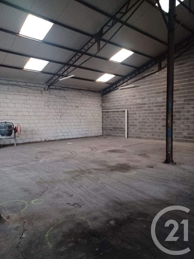 Parking à louer - 100 m2 - Beauregard Vendon - 63 - AUVERGNE