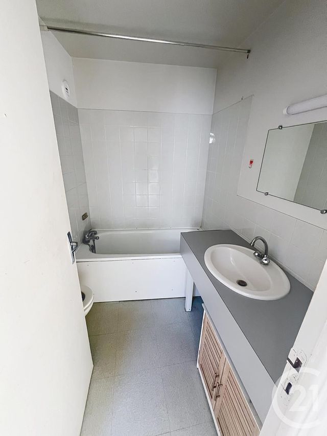 Appartement &agrave; louer - 2 pi&egrave;ces - 43,40 m2 - Aigueperse - 63 - AUVERGNE