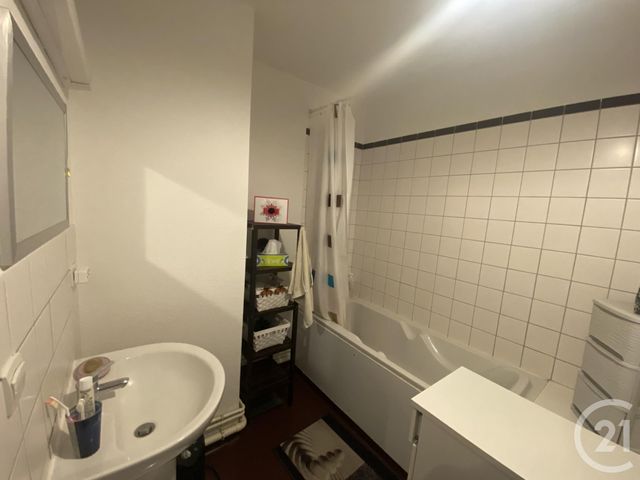 Appartement F3 &agrave; louer - 3 pi&egrave;ces - 82,24 m2 - Chatelguyon - 63 - AUVERGNE