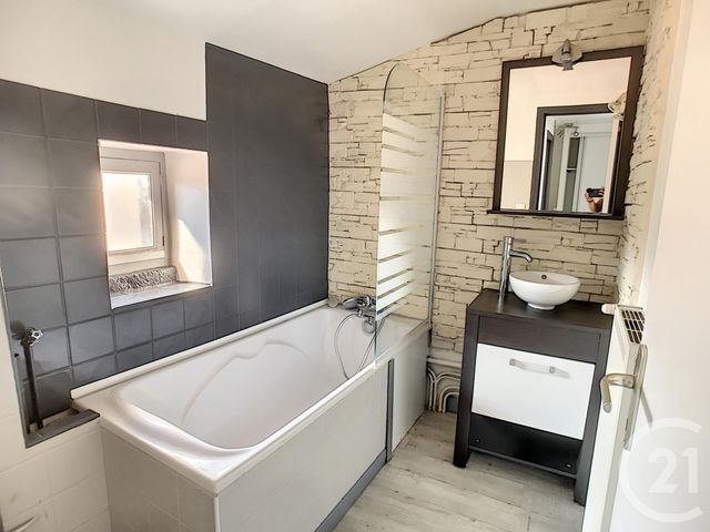 Appartement F3 &agrave; louer - 3 pi&egrave;ces - 41,62 m2 - Riom - 63 - AUVERGNE