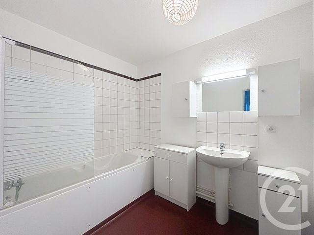 Appartement F3 &agrave; louer - 3 pi&egrave;ces - 77,30 m2 - Chatelguyon - 63 - AUVERGNE