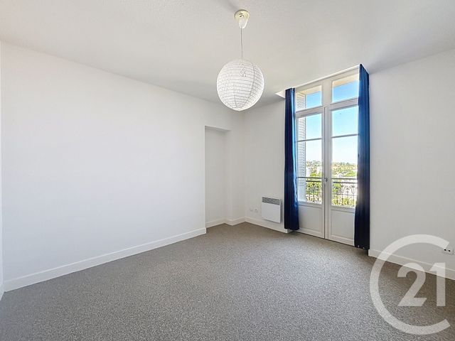 Appartement F3 &agrave; louer - 3 pi&egrave;ces - 77,30 m2 - Chatelguyon - 63 - AUVERGNE