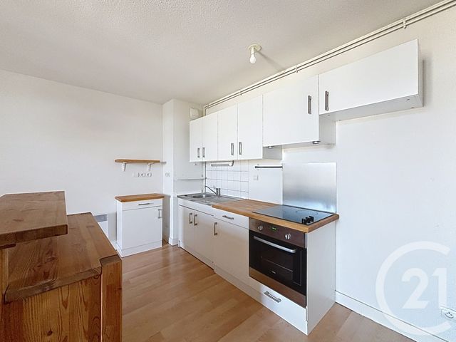 Appartement F3 &agrave; louer - 3 pi&egrave;ces - 77,30 m2 - Chatelguyon - 63 - AUVERGNE