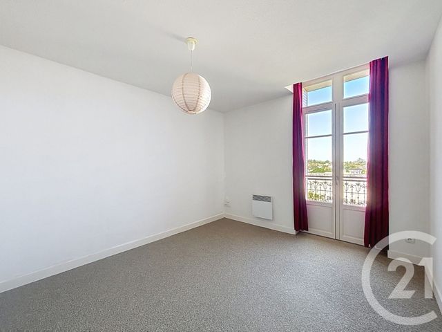 Appartement F3 &agrave; louer - 3 pi&egrave;ces - 77,30 m2 - Chatelguyon - 63 - AUVERGNE