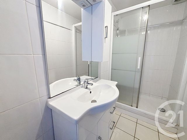 Appartement F3 &agrave; louer - 3 pi&egrave;ces - 66,81 m2 - Riom - 63 - AUVERGNE