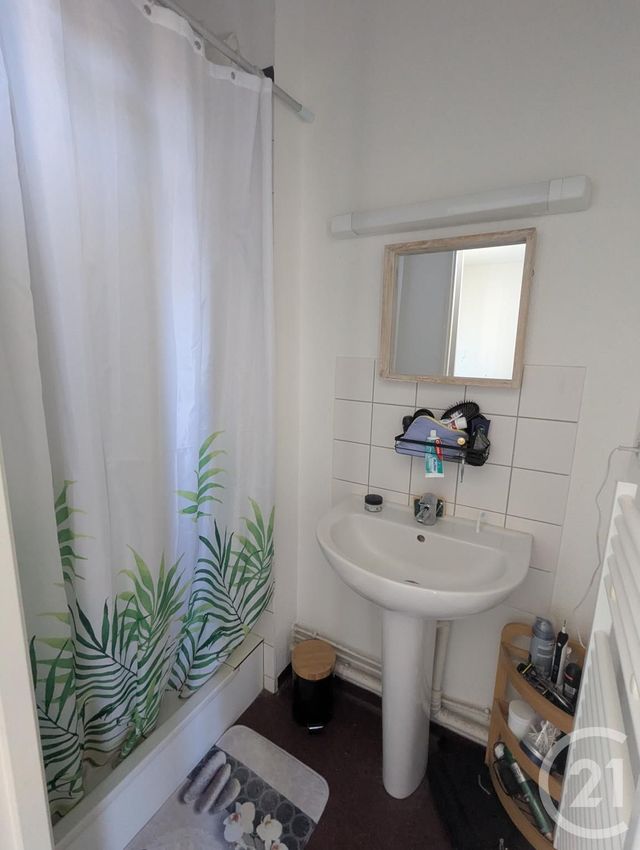 Appartement F4 &agrave; louer - 3 pi&egrave;ces - 93,80 m2 - Chatelguyon - 63 - AUVERGNE