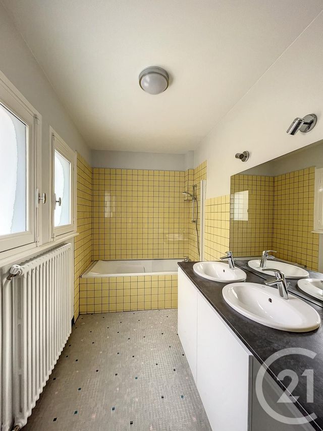 Appartement F2 &agrave; louer - 2 pi&egrave;ces - 61,41 m2 - Riom - 63 - AUVERGNE