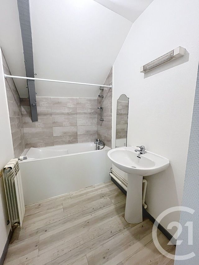 Appartement F3 &agrave; louer - 3 pi&egrave;ces - 40,77 m2 - Riom - 63 - AUVERGNE