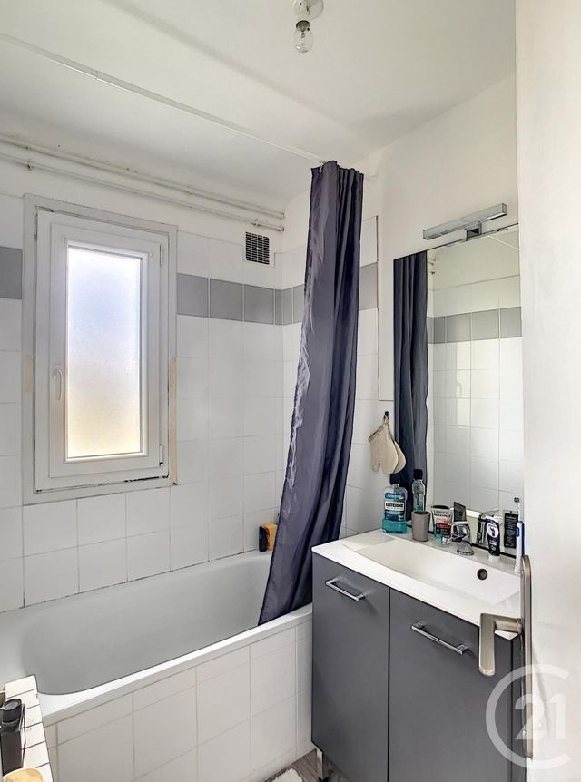 Appartement F3 &agrave; louer - 3 pi&egrave;ces - 60,18 m2 - Chatel Guyon - 63 - AUVERGNE