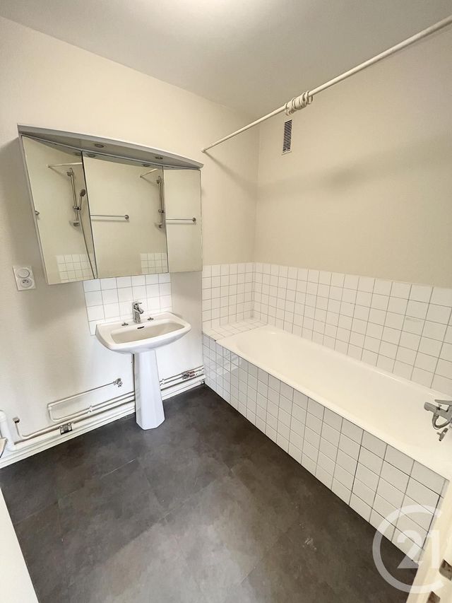 Appartement F4 &agrave; louer - 4 pi&egrave;ces - 98,46 m2 - Riom - 63 - AUVERGNE