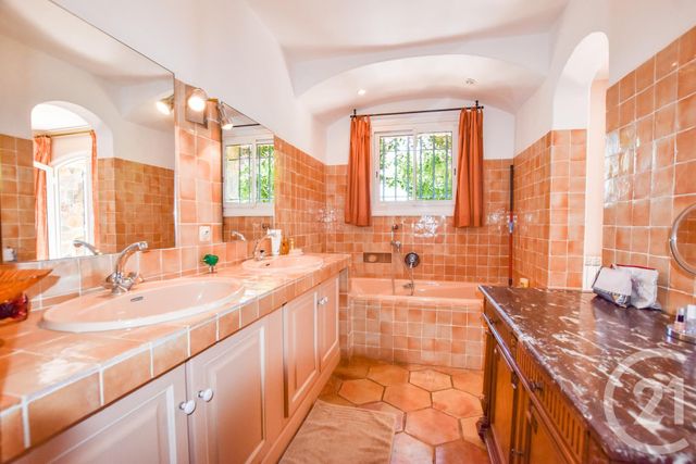 Maison à vendre - 6 pièces - 197,38 m2 - Cavalaire Sur Mer - 83 - PROVENCE-ALPES-COTE-D-AZUR