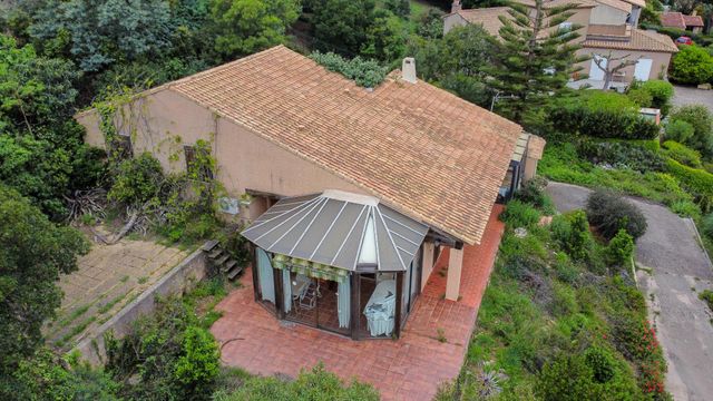 Maison à vendre - 4 pièces - 110 m2 - Cavalaire Sur Mer - 83 - PROVENCE-ALPES-COTE-D-AZUR