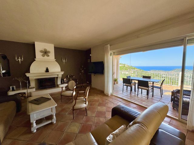 Maison à vendre - 6 pièces - 165 m2 - Cavalaire Sur Mer - 83 - PROVENCE-ALPES-COTE-D-AZUR