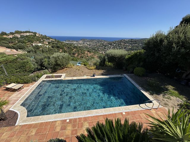 Maison à vendre - 6 pièces - 165 m2 - Cavalaire Sur Mer - 83 - PROVENCE-ALPES-COTE-D-AZUR