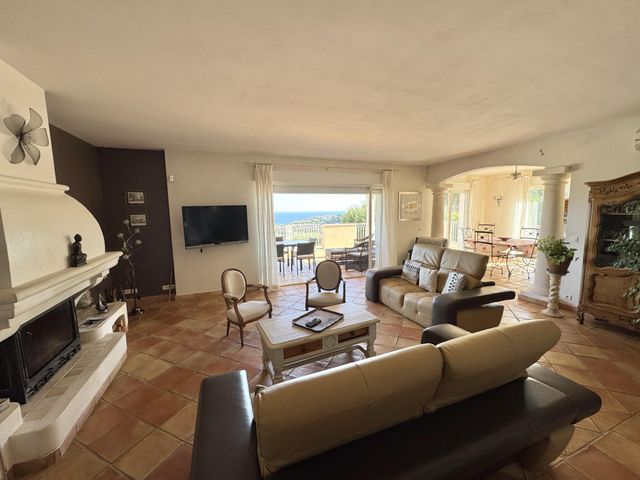 Maison à vendre - 6 pièces - 165 m2 - Cavalaire Sur Mer - 83 - PROVENCE-ALPES-COTE-D-AZUR