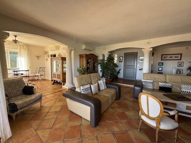 Maison à vendre - 6 pièces - 165 m2 - Cavalaire Sur Mer - 83 - PROVENCE-ALPES-COTE-D-AZUR