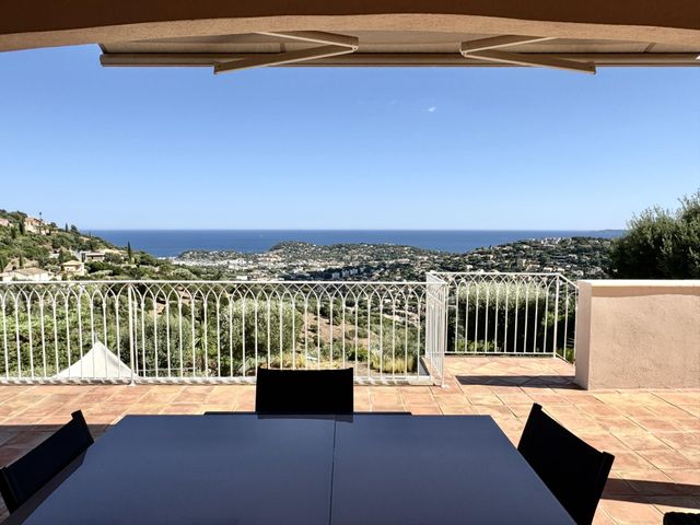 Maison à vendre - 6 pièces - 165 m2 - Cavalaire Sur Mer - 83 - PROVENCE-ALPES-COTE-D-AZUR