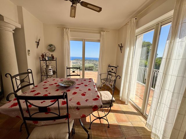 Maison à vendre - 6 pièces - 165 m2 - Cavalaire Sur Mer - 83 - PROVENCE-ALPES-COTE-D-AZUR