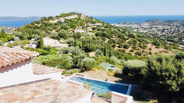 Maison à vendre - 6 pièces - 165 m2 - Cavalaire Sur Mer - 83 - PROVENCE-ALPES-COTE-D-AZUR