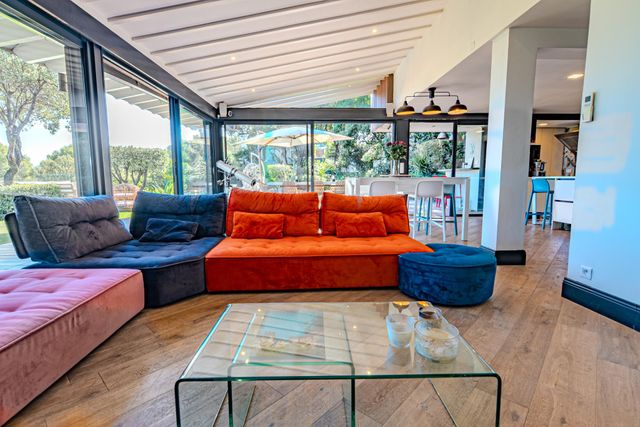 Maison à vendre - 11 pièces - 317 m2 - Cavalaire Sur Mer - 83 - PROVENCE-ALPES-COTE-D-AZUR