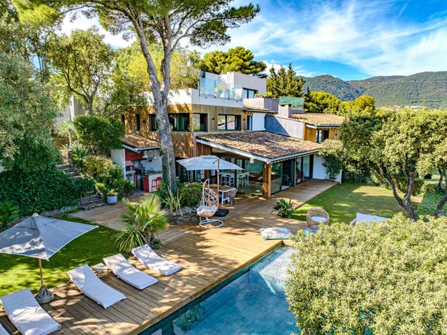 Maison à vendre - 11 pièces - 317 m2 - Cavalaire Sur Mer - 83 - PROVENCE-ALPES-COTE-D-AZUR