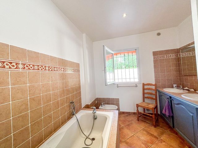 Maison à vendre - 6 pièces - 151 m2 - Cavalaire Sur Mer - 83 - PROVENCE-ALPES-COTE-D-AZUR