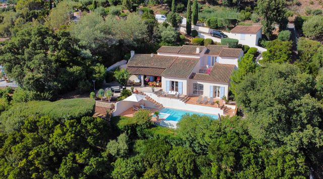 Maison à vendre - 5 pièces - 152 m2 - Cavalaire Sur Mer - 83 - PROVENCE-ALPES-COTE-D-AZUR