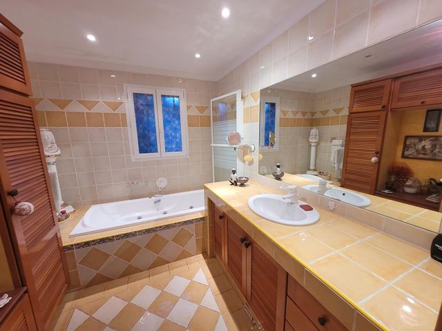 Maison à vendre - 5 pièces - 184 m2 - Cavalaire Sur Mer - 83 - PROVENCE-ALPES-COTE-D-AZUR