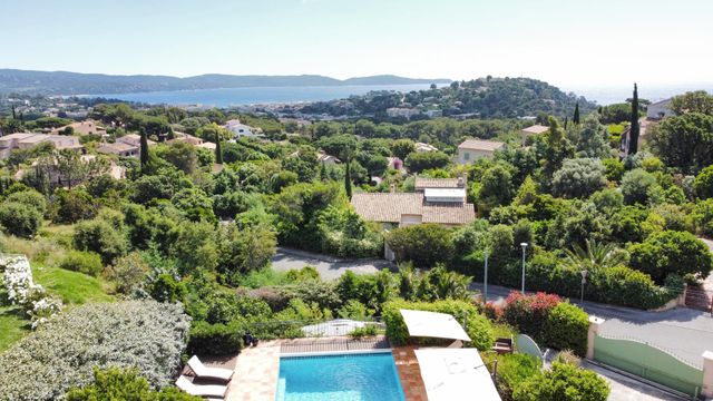 Maison à vendre - 7 pièces - 165 m2 - Cavalaire Sur Mer - 83 - PROVENCE-ALPES-COTE-D-AZUR