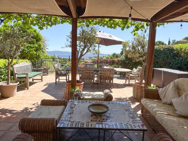 Maison à vendre - 7 pièces - 165 m2 - Cavalaire Sur Mer - 83 - PROVENCE-ALPES-COTE-D-AZUR