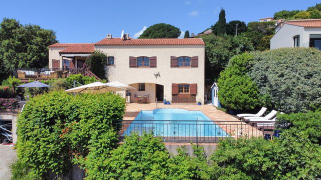 Maison à vendre - 7 pièces - 165 m2 - Cavalaire Sur Mer - 83 - PROVENCE-ALPES-COTE-D-AZUR