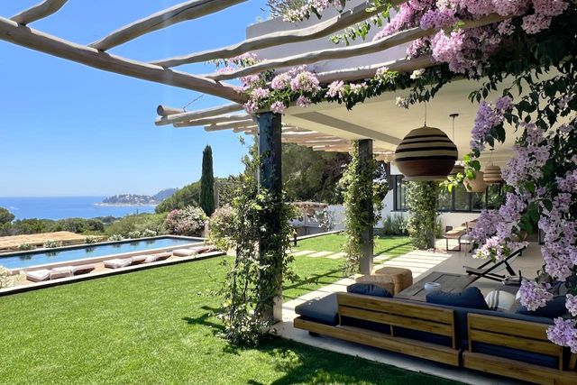 Maison à vendre - 7 pièces - 370 m2 - Cavalaire Sur Mer - 83 - PROVENCE-ALPES-COTE-D-AZUR