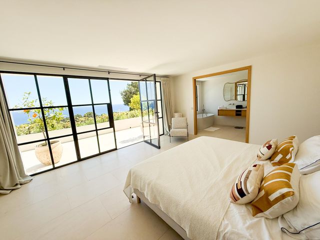 Maison à vendre - 7 pièces - 370 m2 - Cavalaire Sur Mer - 83 - PROVENCE-ALPES-COTE-D-AZUR