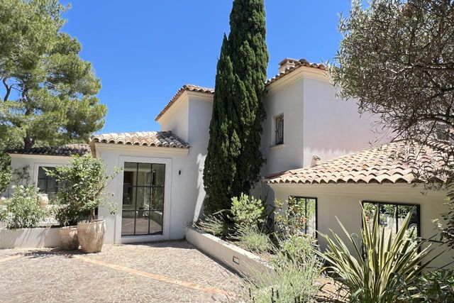 Maison à vendre - 7 pièces - 370 m2 - Cavalaire Sur Mer - 83 - PROVENCE-ALPES-COTE-D-AZUR