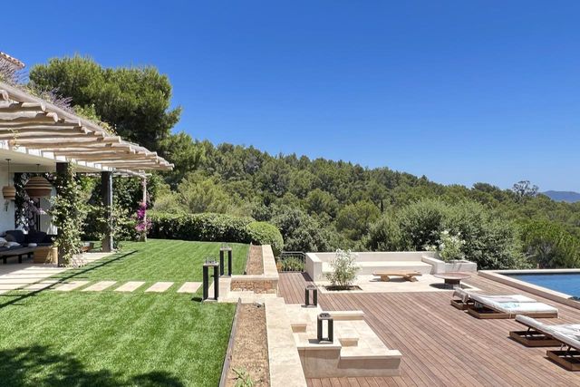 Maison à vendre - 7 pièces - 370 m2 - Cavalaire Sur Mer - 83 - PROVENCE-ALPES-COTE-D-AZUR