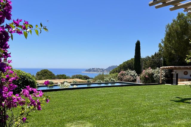 Maison à vendre - 7 pièces - 370 m2 - Cavalaire Sur Mer - 83 - PROVENCE-ALPES-COTE-D-AZUR