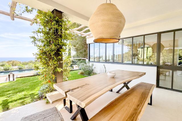 Maison à vendre - 7 pièces - 370 m2 - Cavalaire Sur Mer - 83 - PROVENCE-ALPES-COTE-D-AZUR