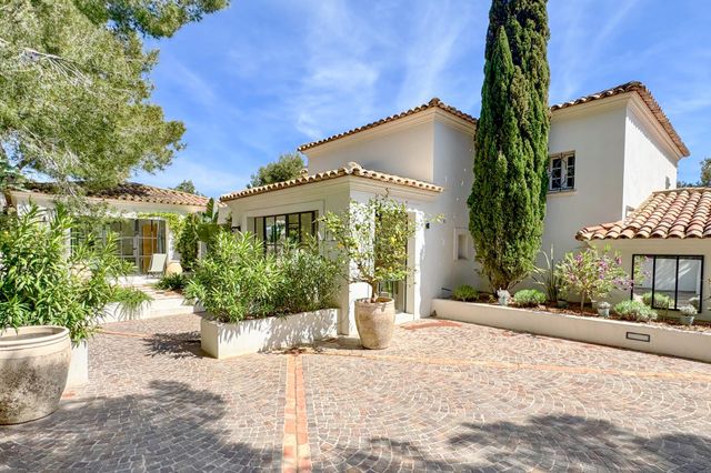 Maison à vendre - 7 pièces - 370 m2 - Cavalaire Sur Mer - 83 - PROVENCE-ALPES-COTE-D-AZUR