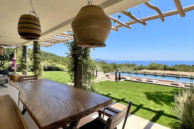 Maison à vendre - 7 pièces - 370 m2 - Cavalaire Sur Mer - 83 - PROVENCE-ALPES-COTE-D-AZUR