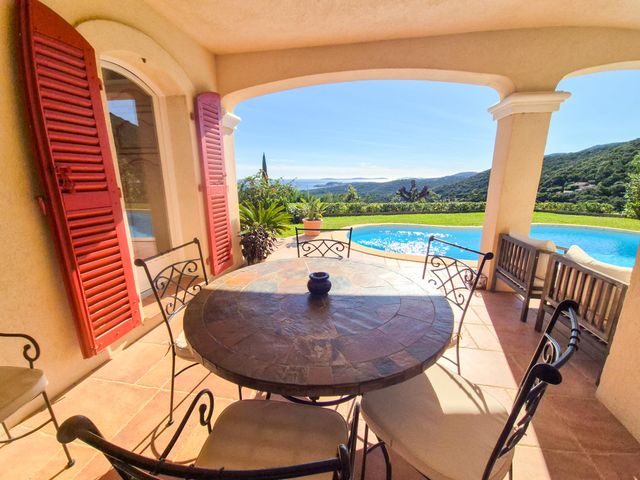 Maison à vendre - 6 pièces - 155 m2 - La Croix Valmer - 83 - PROVENCE-ALPES-COTE-D-AZUR