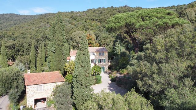 Maison à vendre - 5 pièces - 205 m2 - Cavalaire Sur Mer - 83 - PROVENCE-ALPES-COTE-D-AZUR