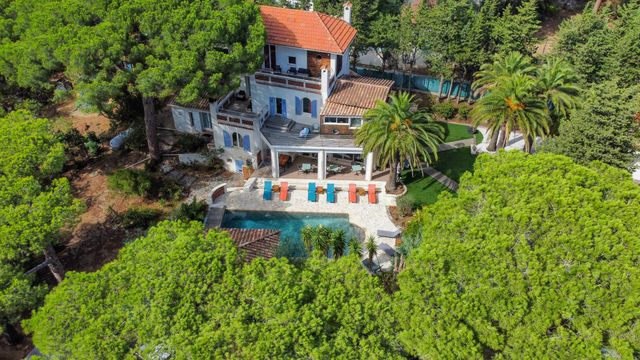 Maison à vendre - 8 pièces - 263 m2 - Cavalaire Sur Mer - 83 - PROVENCE-ALPES-COTE-D-AZUR