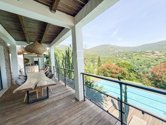 Maison à vendre - 7 pièces - 220 m2 - Cavalaire Sur Mer - 83 - PROVENCE-ALPES-COTE-D-AZUR