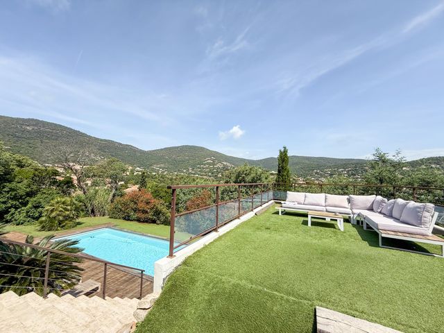 Maison à vendre - 7 pièces - 220 m2 - Cavalaire Sur Mer - 83 - PROVENCE-ALPES-COTE-D-AZUR