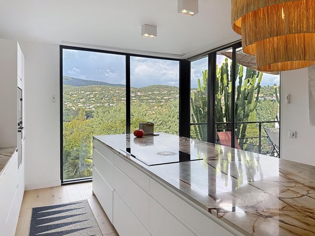 Maison à vendre - 7 pièces - 220 m2 - Cavalaire Sur Mer - 83 - PROVENCE-ALPES-COTE-D-AZUR