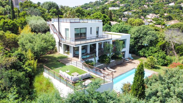 Maison à vendre - 7 pièces - 220 m2 - Cavalaire Sur Mer - 83 - PROVENCE-ALPES-COTE-D-AZUR