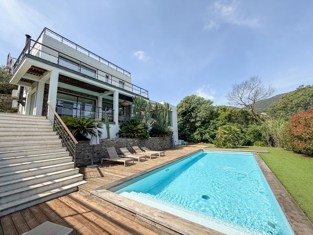 Maison à vendre - 7 pièces - 220 m2 - Cavalaire Sur Mer - 83 - PROVENCE-ALPES-COTE-D-AZUR