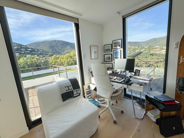 Maison à vendre - 7 pièces - 220 m2 - Cavalaire Sur Mer - 83 - PROVENCE-ALPES-COTE-D-AZUR