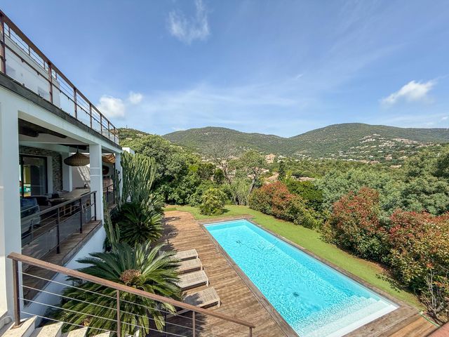 Maison à vendre - 7 pièces - 220 m2 - Cavalaire Sur Mer - 83 - PROVENCE-ALPES-COTE-D-AZUR